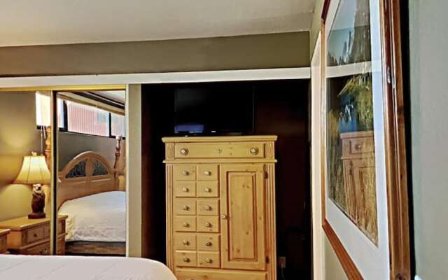 Large Upgraded 4 Bedroom Condo in Mammoth! Easy access To Hot Tubs, Pool, Sauna by RedAwning