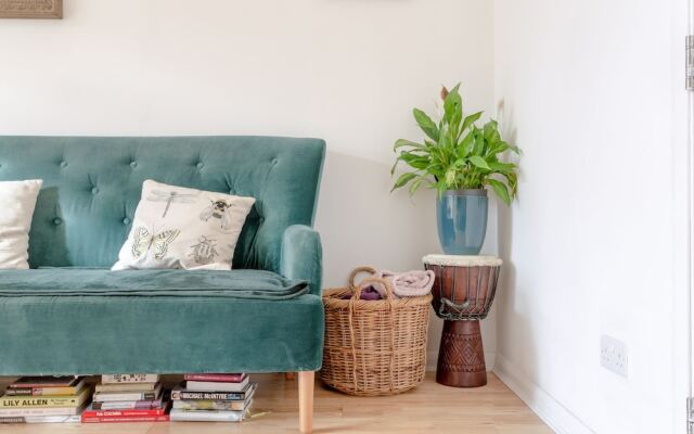 Bright Garden Flat In Wimbledon