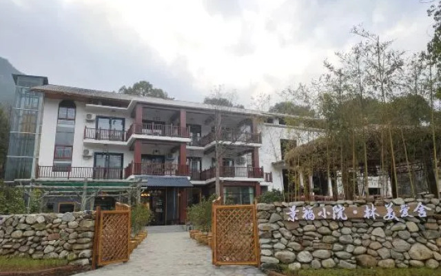 Jingfu Xiaoyuan Linmei Aishe Hotel