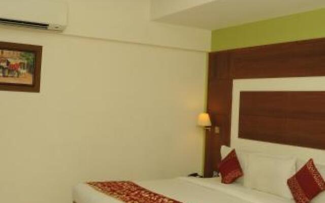 Ponnis Grand Inn