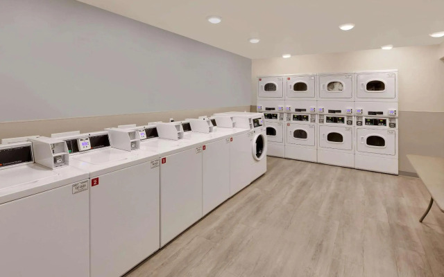 WoodSpring Suites Bakersfield East
