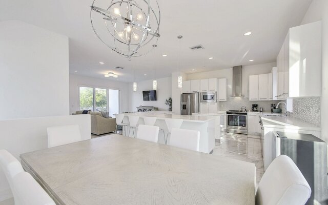 Tri-level Pompano Beach Townhouse by RedAwning