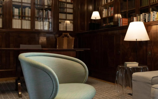 2200SQFT Luxury Apartment in City Center