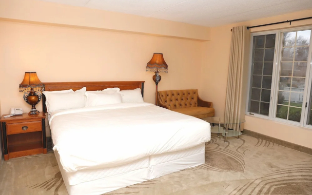 Fullerton Manor Inn