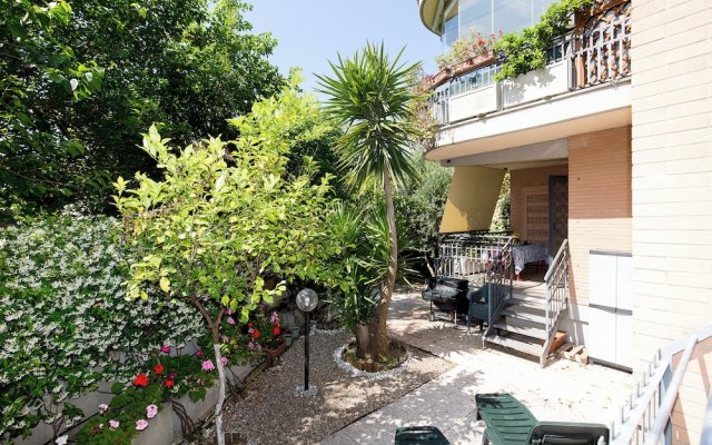 "La Casetta di Giò a Roma With Private Garden and Parking Space - by Beahost"
