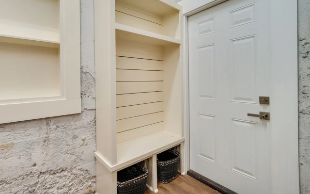 Upscale Texarkana Townhome, Walk to Downtown!