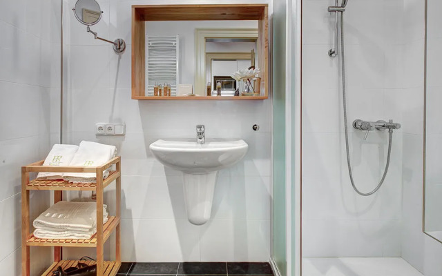 4 Arts Suites