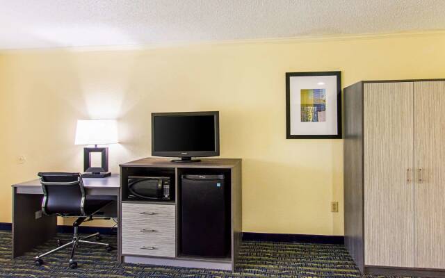 Quality Inn And Suites Civic