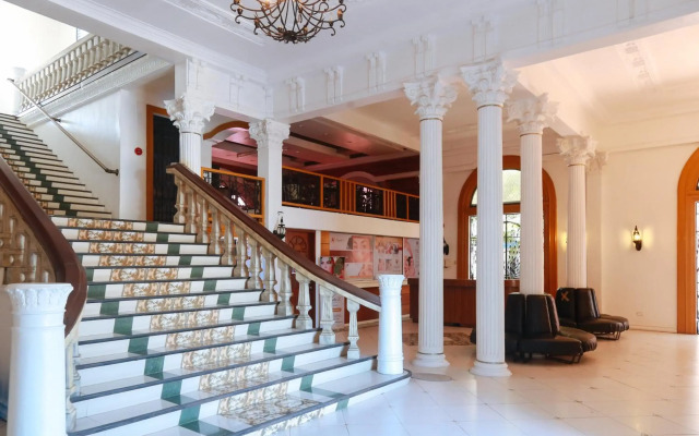RedDoorz Plus @ Castle Chateau Iloilo