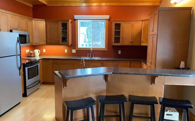 Gudjonson Getaway - 2 bed 2 bath Cabin