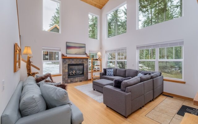 Just Plain Getaway 3 Bedroom Home by NW Comfy Cabins by RedAwning