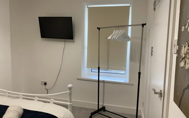 Bright 2br,sleeps 6 - Bridgend Centre, Train Link