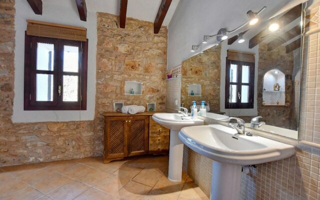 Villa - 4 Bedrooms With Pool - 107803