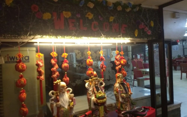 Vaccinated Staff - Capital O 824 Chinatown Lai Lai Hotel
