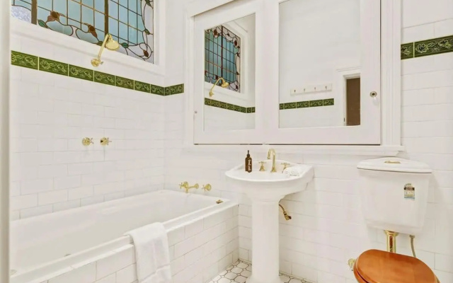 Kilarra House - Heritage Home on Byng St Sleeps 10 – Bathroom – Orange