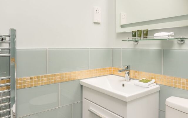 Traditional 2BR Flat in Marylebone