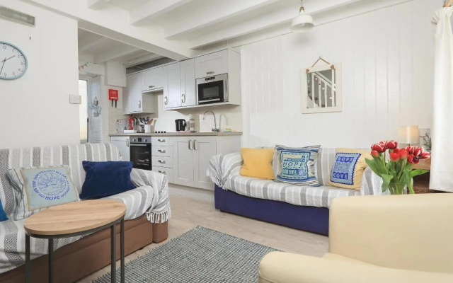 4 Thornlea Mews