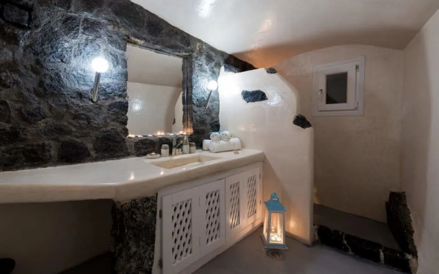 Fira White Residence