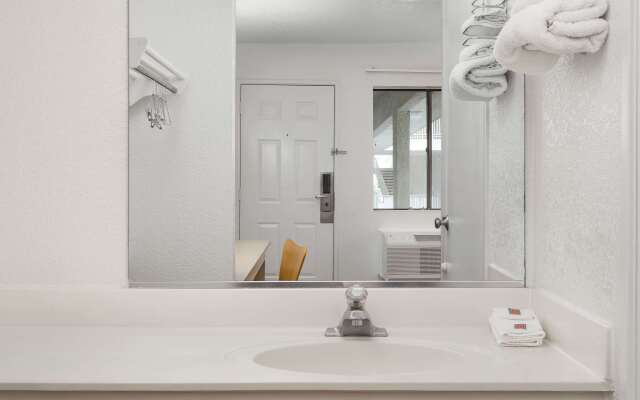 Motel 6 Buena Park, CA - Knotts Berry Farm - Disneyland