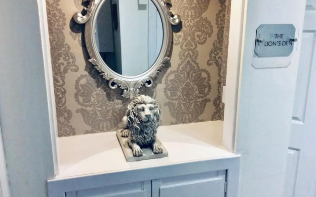 The Lion'S Den On Royal Street