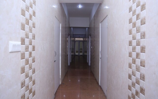 OYO 15681 Matri Neer