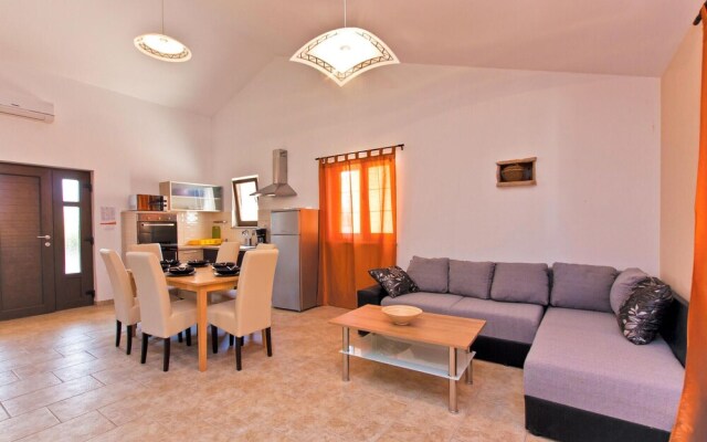 Beautiful Home in Liznjan With Wifi and 2 Bedrooms