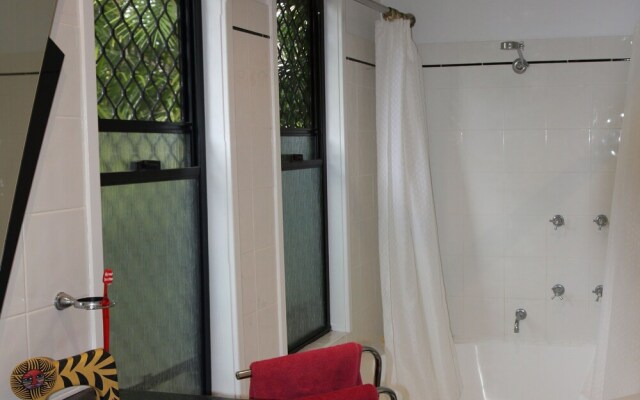 Moorooba Crescent, 18