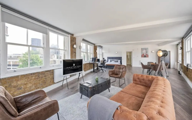 Large 1 Bedroom Studio in Old St