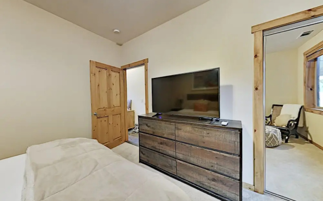 10917cin 2 Bedroom Condo