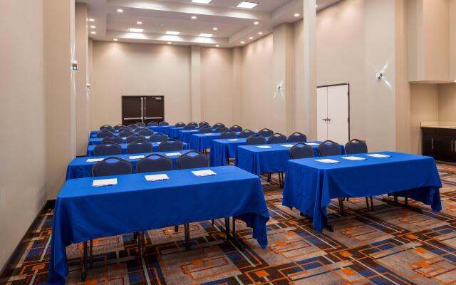 Holiday Inn Express & Suites San Antonio Medical-Six Flags by IHG