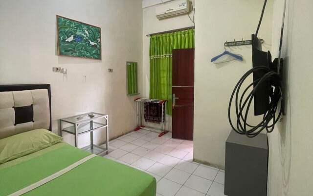 SPOT ON 93270 Handisa Homestay SyariahNearKedai Kopi Atien