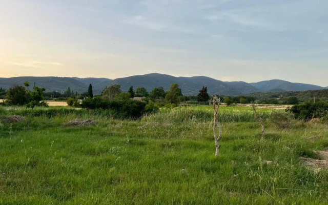 Camillette 2. Cabanon charmant face au Luberon.