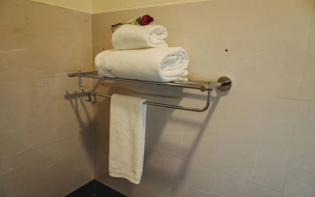 Merry Inn Luxe Suites Near KIAL