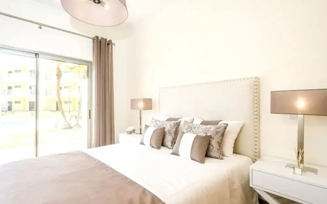#010 Jardins Marina Holidays Flat with Shared Pool