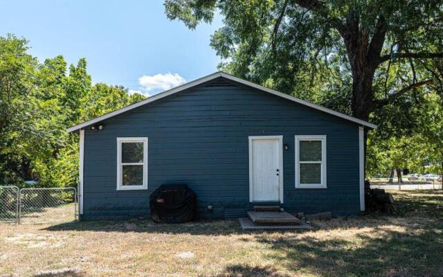 Escape to a Restored 1920s East Waco Bungalow