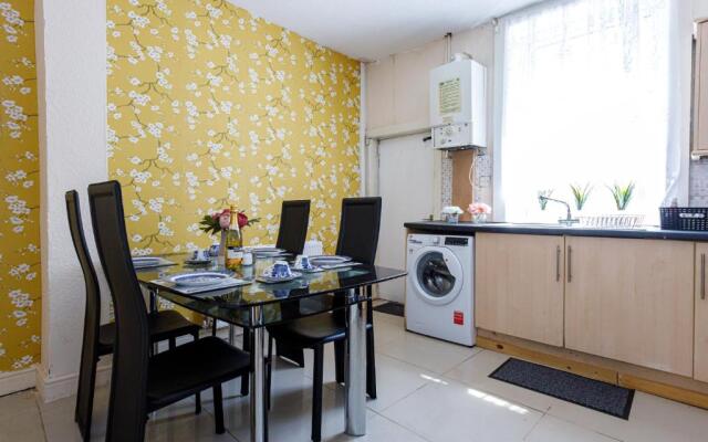 4 Beds Sleeps 6 - Elegance Leisure Stay, Burnley