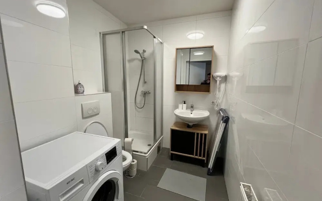 City Center Metro 1BR 1LR King Bed