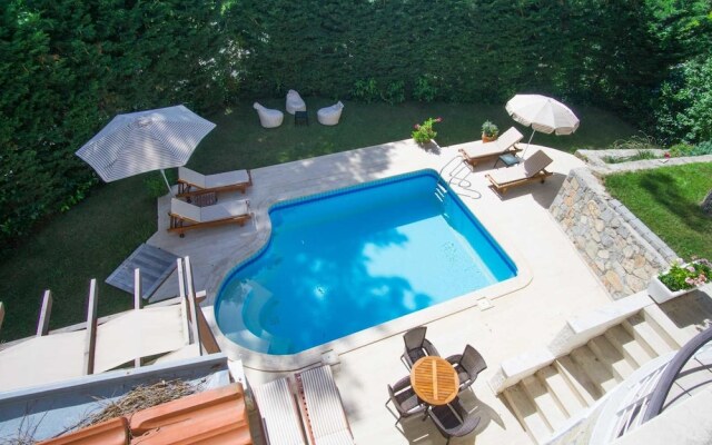 Larmos Villa