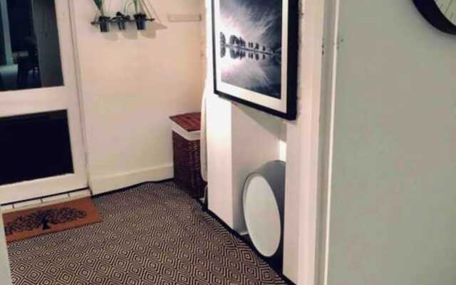 Modern 1 Bedroom Flat in Battersea With Patio