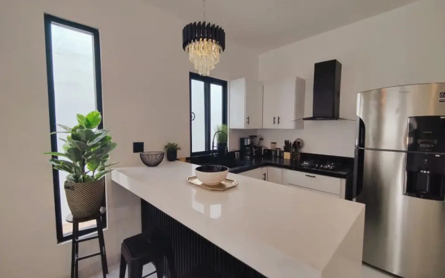 Beautiful 3bed 2bath new Home With Pool in Town