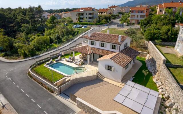 Villa Leucolea with pool