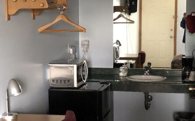 Edge O The Woods Motel