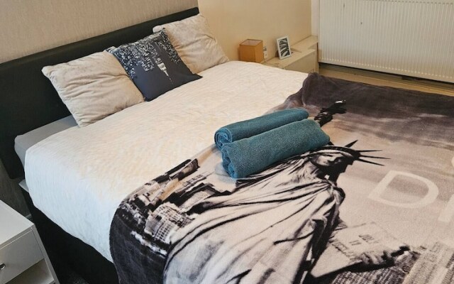5-bed House With Separate Living Room