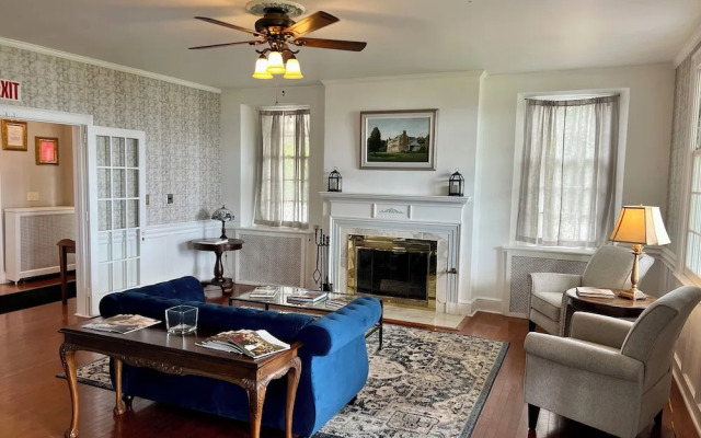 Valcour Inn & Boathouse