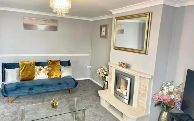 Remarkable 3-bed Apartment in Newport