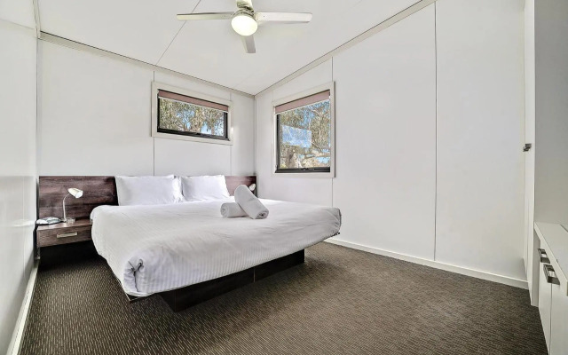 Ecocrackenback 13 'Sustainable, luxurious chalet close to the slopes.'