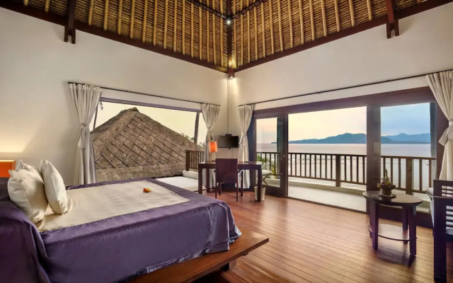 Villa Blanca by Alfred in Bali - Modern Luxury 5 Bdr Oceanfront Villa in Candidasa – Guest Rooms – Candi Dasa