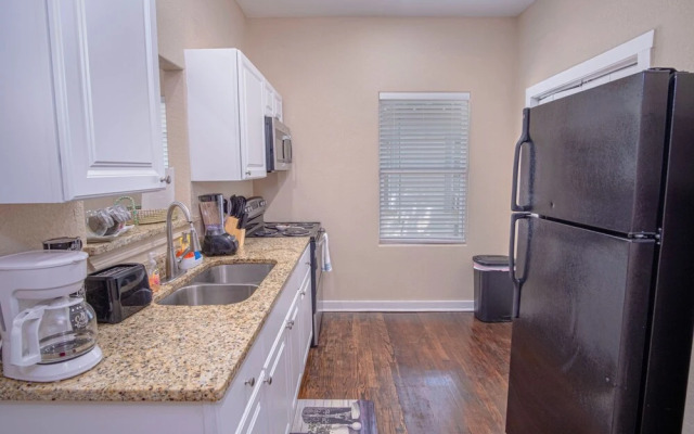Fabulous Newly Renovated 1br/1ba Near Downtown