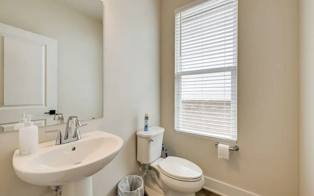 2 Mi to Uptown Charlotte: Family Townhome!