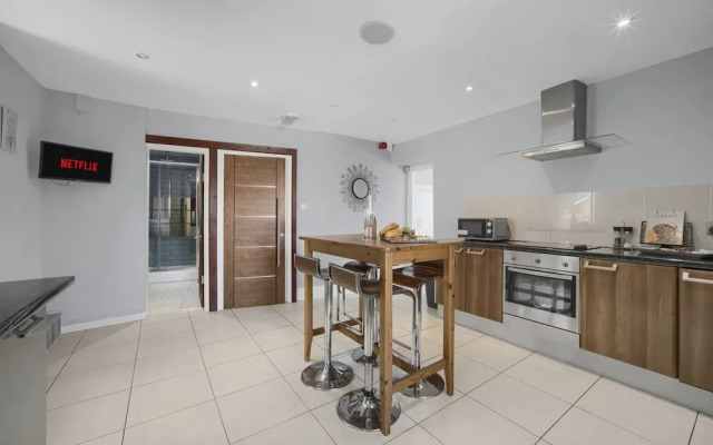 Luxury Penthouse Suite - Swansea Central - Beach